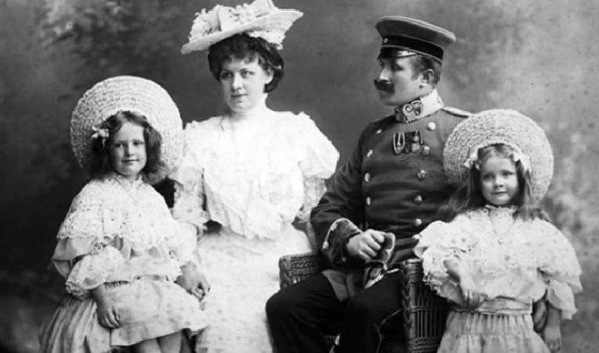 Марлен Дитрих с родителями и старшей сестрой